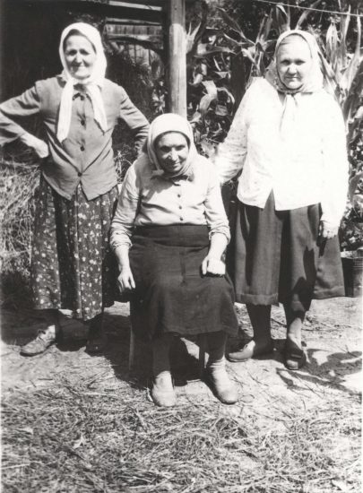 Бабуля с подружками