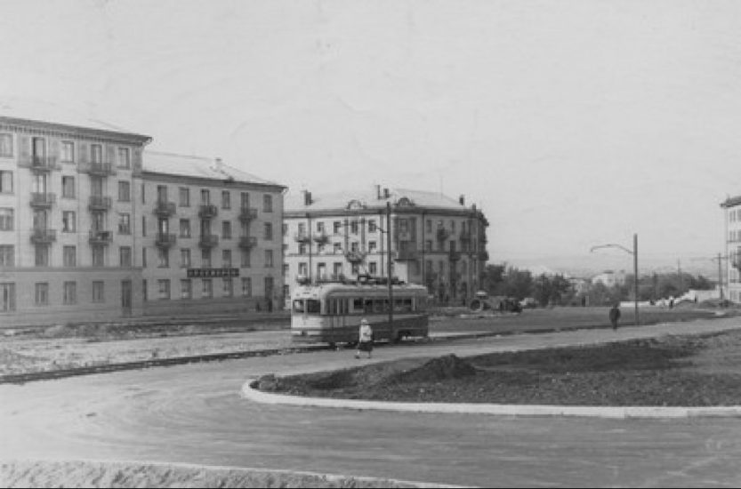 Дружковка. 50-е годы. Площадь Ленина. В центре дом № 22. На втором этаже наше окно над надписью "Ресторан"