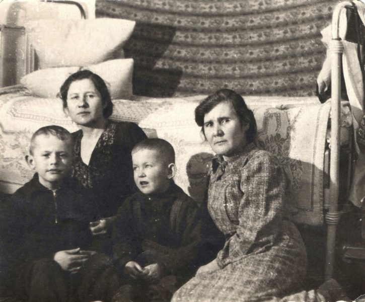 Клавдия Алексеевна, Олимпиада Алексеевна, Игорь с другом. Квартира на ул. И.Франко. 1957 год