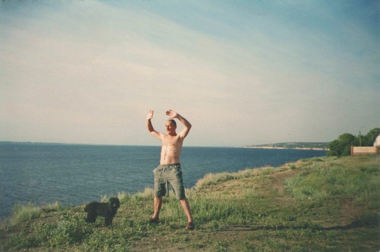 С нашей пуделихой Никой на берегу Волги. Принимаем солнечные ванны.1998 год