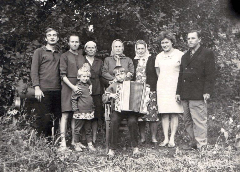 Слева направо: д.Витя, т.Люба, б.Варя (мать т.Любы), п.б.Галя (приемн. мать б.Вари), б.Маша, мама, д.Жирновой Петр Петрович (отец т.Любы), с баяном Иван (брат т.Любы) и Лалита