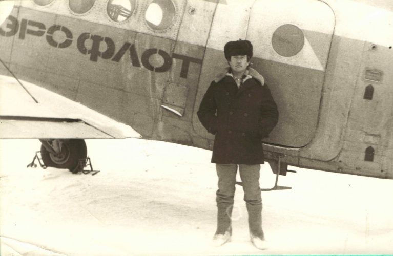 На фоне "кукурузника" АН-2.