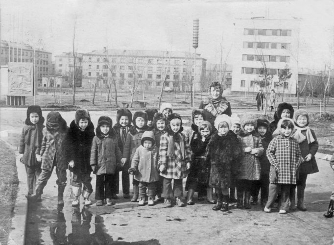 Олина детсадовская группа на прогулке в парке. Таня и Оля в центре. Март 1979 года.