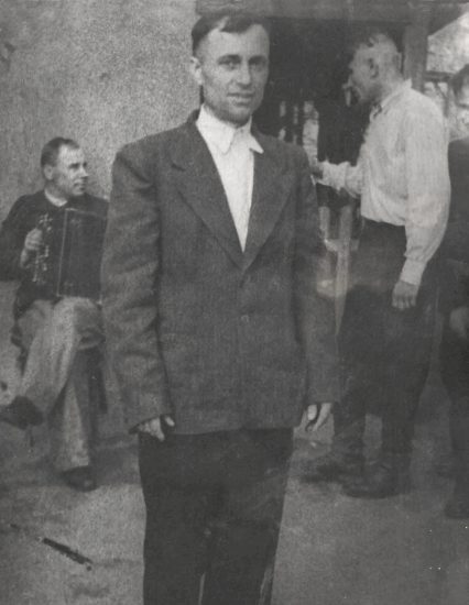 Послевоенная фотография деда Дмитрия. Год неизвестен.
