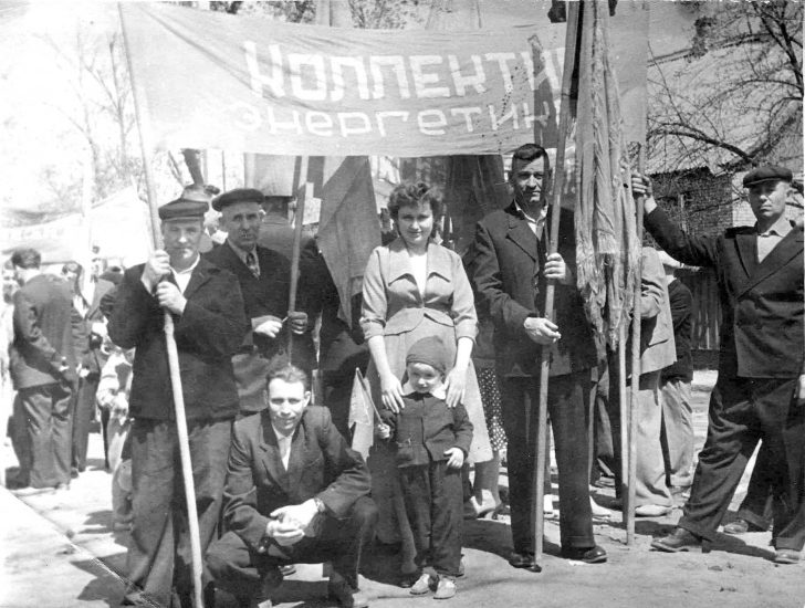 Мама с Лалитой на демонстрации Дружковка_корректировка