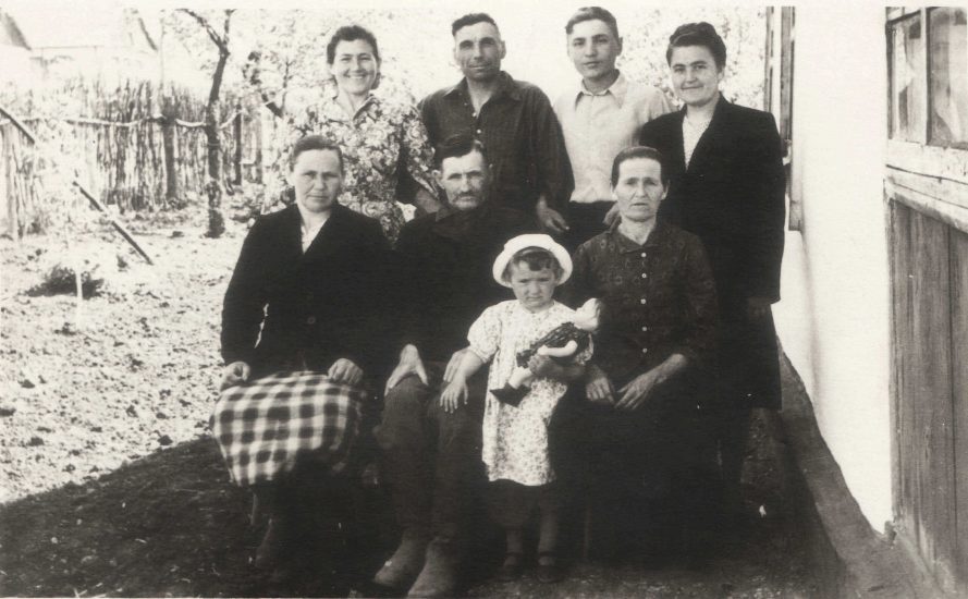 С семьей брата Ивана. Верхний ряд (слева-направо): т.Зина (жена д.Вани), д.Ваня, отец, т.Галя (сестра т.Зины). Второй ряд: дед и бабушка с с.Октябрьского, б.Дуня с Тамарой (дочерью ТюЗин и д.Вани))
