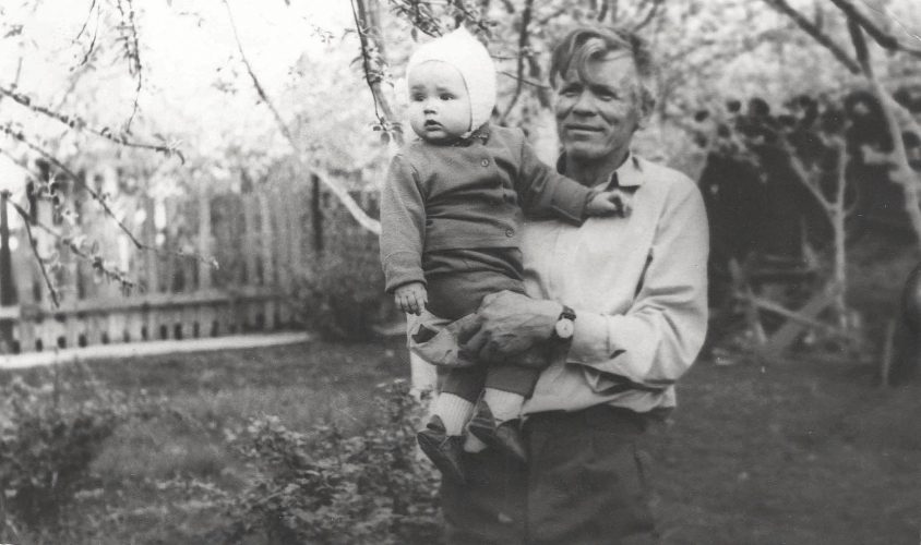 Оля с дедушкой Алексеем 11 мая 1974 года