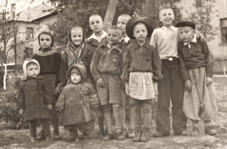 На улице Интернациональной. Галя, Ира и Люда. Крайний справа двоюродный брат Володя Ткаченко.