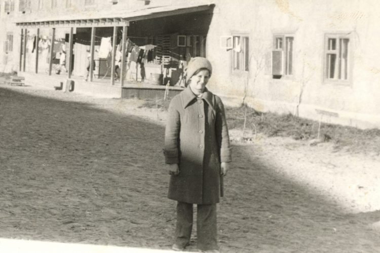 Галя у нашего дома в Пангодах