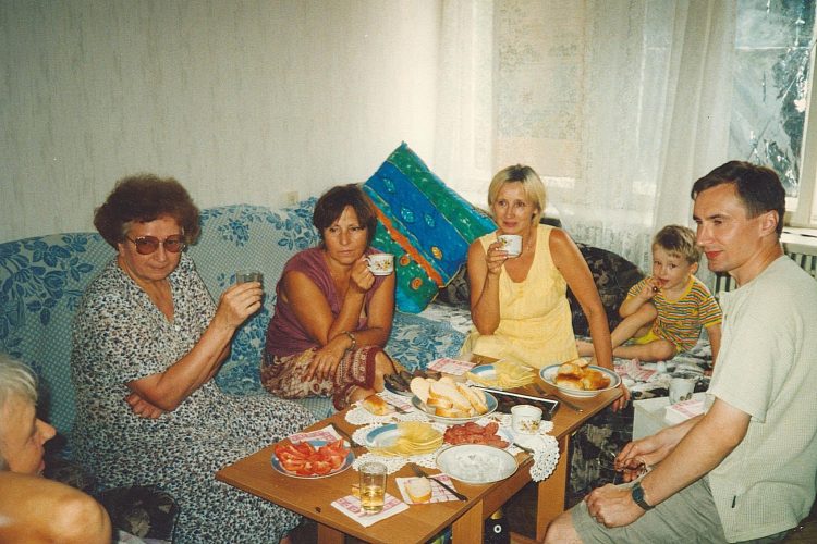 Нина Павловна, Старикова Лариса, Лепешкина Галина, Галя, Ваня и Олег.  В нашей камышинской квартире