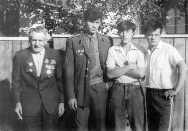 С младшим сыном Петром (в военной форме)