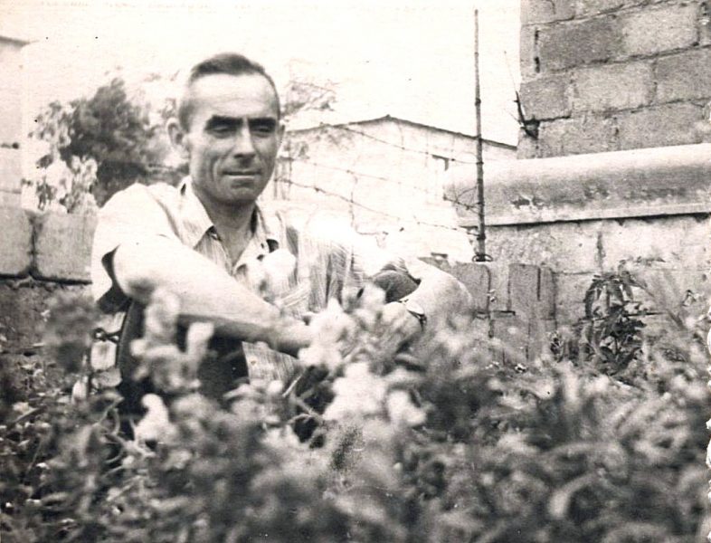 Владимир Яковлевич в Коммунарске  рядом с домом по ул. И.Франко (1959-1960 года)