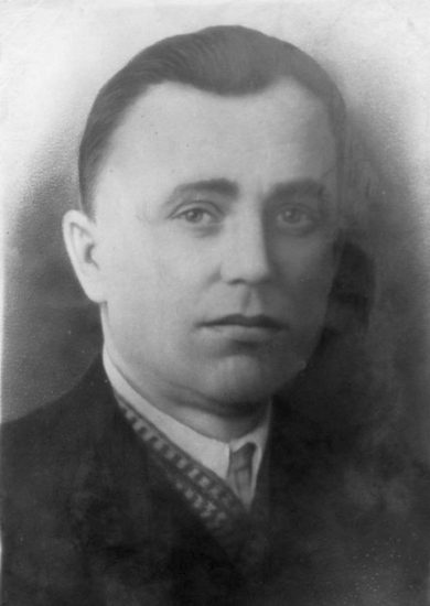 Послевоенная фотография деда Дмитрия. Год неизвестен.