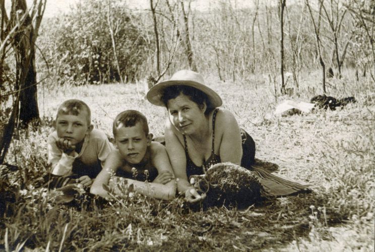 На отдыхе в Коммунарске (в балке) Клавдия Алексеевна с Игорем и его другом Толиком