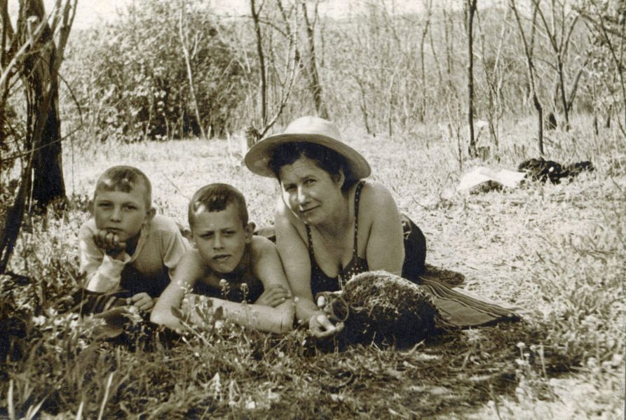 На отдыхе в Коммунарске (в балке) Клавдия Алексеевна с Игорем и его другом Толиком
