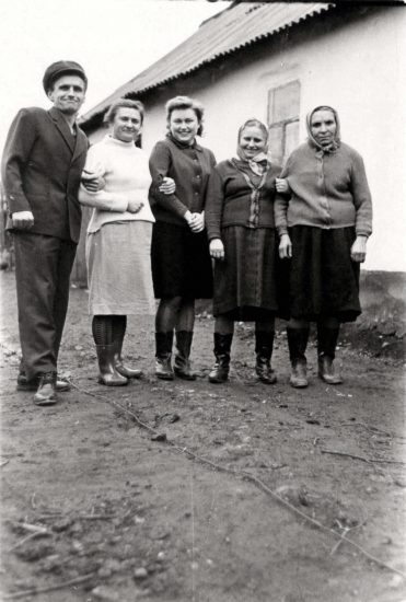 Д. Володя, т. Надя, мама, подружка бабушки, б. Аня (Галя)