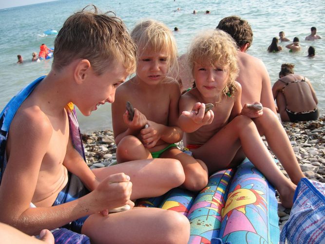 Внук и внучки. Ваня, Аня и Лиза. Дивноморское. 2007 год